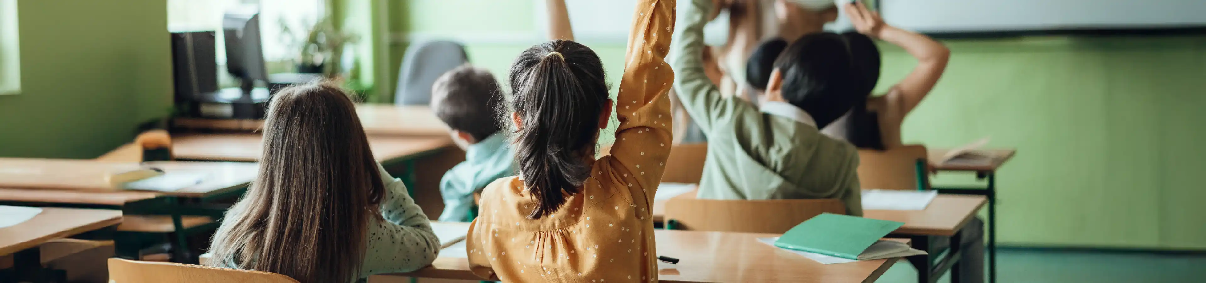 教室で授業を受ける子供達