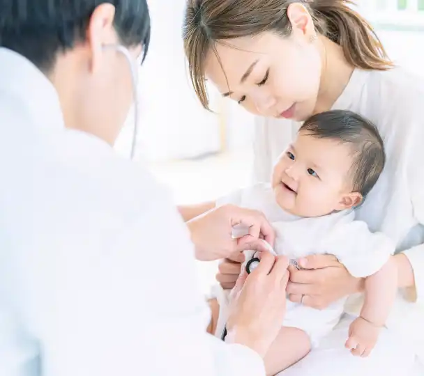 診察中の親子と医者