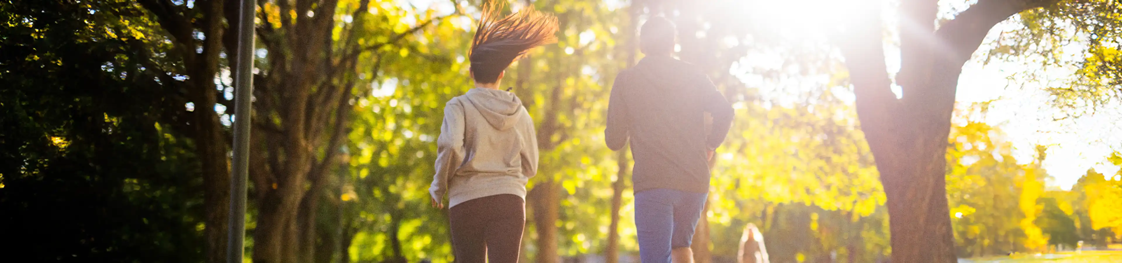 公園でランニングする2人